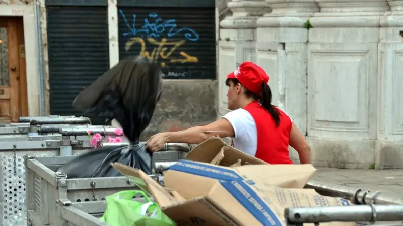 Interpress/Mazzega Venezia, 05.10.2016.- Veritas Dorsoduro, iniziata la raccolta rifiuti "porta a porta".- Nella foto dalle 6,30 all3e 8,30 l'utenza porta i rifiuti direttamente alla barca.-