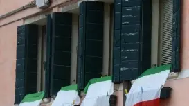 Bandiere tricolori esposte a Venezia. Cresce la «febbre» per la ricorrenza dei 150 anni dell’Unità d’Italia che si celebrerà giovedì 17 marzo. Nei negozi e nelle bancarelle le bandiere italiane vanno a ruba. E in molti invitano a esporle sventolarle