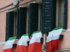 Bandiere tricolori esposte a Venezia. Cresce la «febbre» per la ricorrenza dei 150 anni dell’Unità d’Italia che si celebrerà giovedì 17 marzo. Nei negozi e nelle bancarelle le bandiere italiane vanno a ruba. E in molti invitano a esporle sventolarle