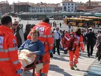 I soccorsi ad una donna scivolata sul ponte