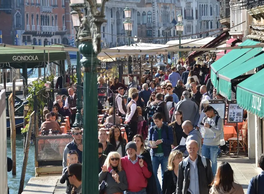 Interpress/Mazzega Venezia, 30.10.2016.- Venezia presa d'assalto dai turisti, complice una giornata primaverile