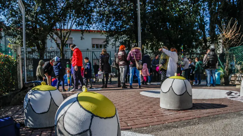 Bambini e genitori colorano la strada davanti alla scuola elementare Parolari di Zelarino, e chiedono un maggior numero di strade sicure per i bambini e il divieto di transito per le auto nella strada davanti alla scuola.