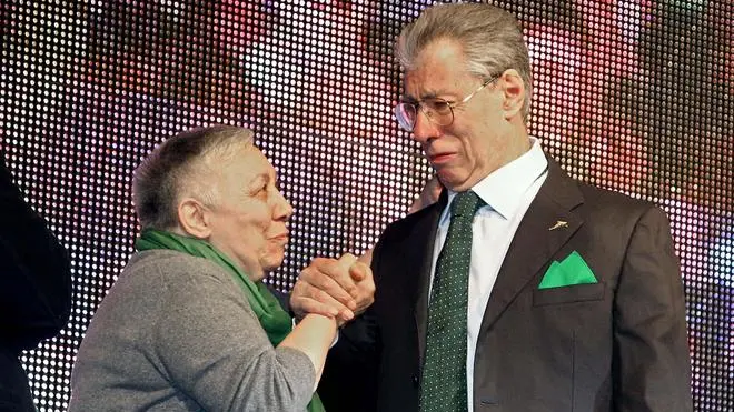 Il leader della Lega Nord Umberto Bossi in lacrime per la calorosa accoglienza del popolo padano sul palco con Manuela Dal Lago durante la Festa dell'Orgoglio Padano tenuta presso la Fiera di Bergamo, 11 aprile 2012. ANSA/PAOLO MAGNI