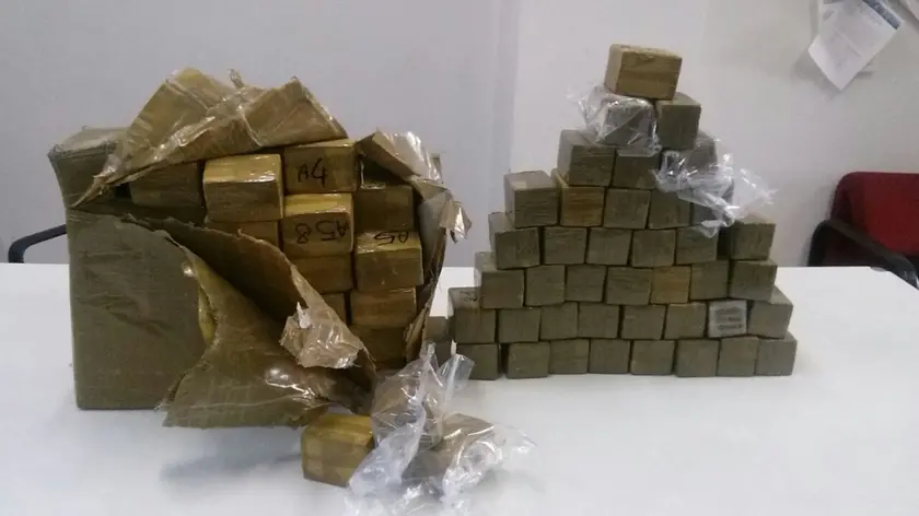 Un sequestro di pani di hashish (foto d'archivio)