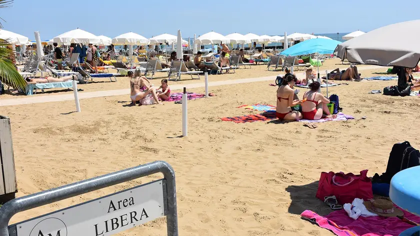 SCATTOLIN - TOMMASELLA - JESOLO - GENTE AL MARE - SPIAGGIA LIBERA- VENDITORI ABUSIVI