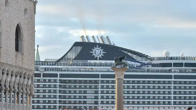 La supernave MSC Divina mentre transita nel bacino san Marco, Venezia, 21 settembre 2013. ANSA/ANDREA MEROLA