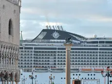 La supernave MSC Divina mentre transita nel bacino san Marco, Venezia, 21 settembre 2013. ANSA/ANDREA MEROLA