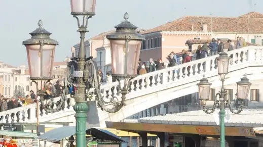 Bollis Interpress Venezia, 19.02.2007.-Carnevale 2007, piazzle Stazione S.Lucia gremito di turisti .- -