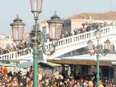 Bollis Interpress Venezia, 19.02.2007.-Carnevale 2007, piazzle Stazione S.Lucia gremito di turisti .- -