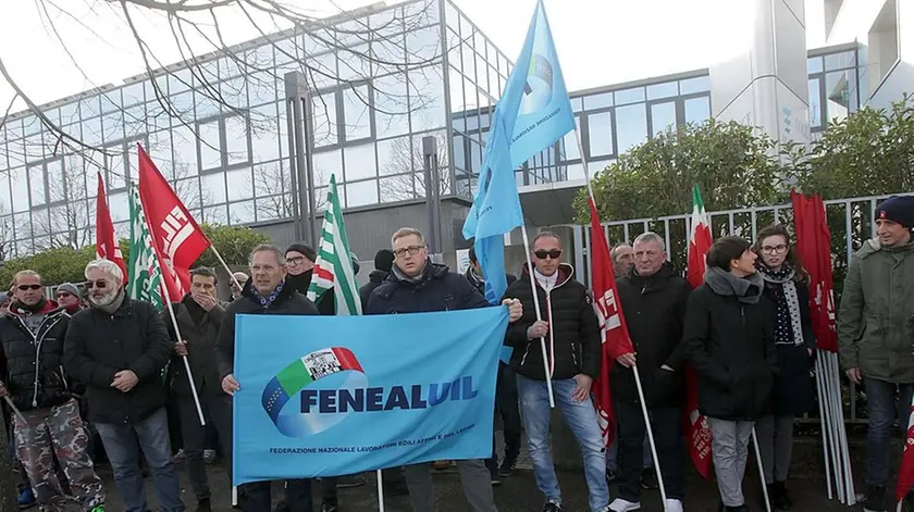 MARIAN - AGENZIA BIANCHI - PADOVA - SIT IN DAVANTI ALLA MANTOVANI
