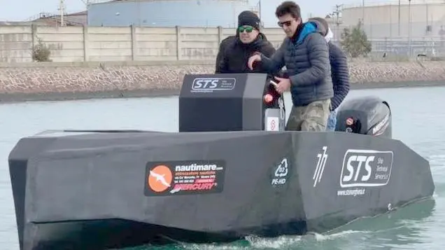 Il rientro in porto del prototipo di imbarcazione a motore, dopo i primi test in laguna