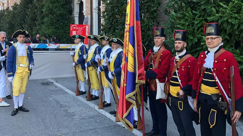 Il gruppo di figuranti con moschetti e spade all’ingresso della Mostra del Cinema