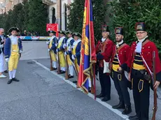 Il gruppo di figuranti con moschetti e spade all’ingresso della Mostra del Cinema