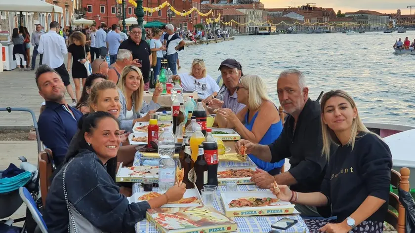 Le tradizionali cene in riva per la festa del Redentore all’isola della Giudecca