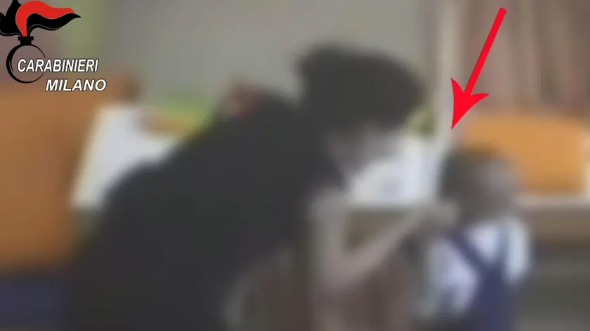 Frame tratti dal video realizzato dai carabinieri di Milano con delle telecamere nascoste, dopo le denunce presentate da due ex collaboratrici, che hanno potuto documentare le violenze nei confronti dei bambini all'interno dell'asilo privato Baby World Bicocca di Milano, Roma, 1 agosto 2016. ANSA/UFFICIO STAMPA CARABINIERI