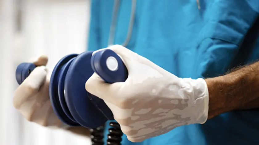 20051005 - ROMA - HTH - FINANZIARIA: TORNANO LE MICRO-MISURE, FONDO PER DEFIBRILLATORI - Una foto di archivio mostra la manovra di defibrillazione applicata sul nuovo simulatore artificiale medico (Sam) progettato per la simulazione di emergenze e urgenze cardiovascolari presentato da Dies Group e Pfizer nell'ambito del progetto 'Lifecase' che prevede un nuovo percorso di formazione dedicato al medico di base attraverso la tecnologia del paziente-robot, sotto il patrocinio del ministero della Salute. L'emendamento omnibus presentato oggi, 12 novembre 2009, dal relatore Maurizio Saia accanto a quello sulla Banca del Sud, e' un insieme di 'micro-misure'. La Finanziaria, che al momento della presentazione era ''snella'' - senza cioe' micromisure settoriali e norme per favorire lo sviluppo - torna di nuovo ad essere un testo composito. Tra le misure, viene istituito un fondi di 6 milioni in tre anni finalizzato alla diffusione di defibrillatori automatici e semiautomatici.ANSA / DBA