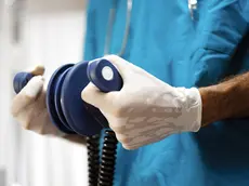20051005 - ROMA - HTH - FINANZIARIA: TORNANO LE MICRO-MISURE, FONDO PER DEFIBRILLATORI - Una foto di archivio mostra la manovra di defibrillazione applicata sul nuovo simulatore artificiale medico (Sam) progettato per la simulazione di emergenze e urgenze cardiovascolari presentato da Dies Group e Pfizer nell'ambito del progetto 'Lifecase' che prevede un nuovo percorso di formazione dedicato al medico di base attraverso la tecnologia del paziente-robot, sotto il patrocinio del ministero della Salute. L'emendamento omnibus presentato oggi, 12 novembre 2009, dal relatore Maurizio Saia accanto a quello sulla Banca del Sud, e' un insieme di 'micro-misure'. La Finanziaria, che al momento della presentazione era ''snella'' - senza cioe' micromisure settoriali e norme per favorire lo sviluppo - torna di nuovo ad essere un testo composito. Tra le misure, viene istituito un fondi di 6 milioni in tre anni finalizzato alla diffusione di defibrillatori automatici e semiautomatici.ANSA / DBA