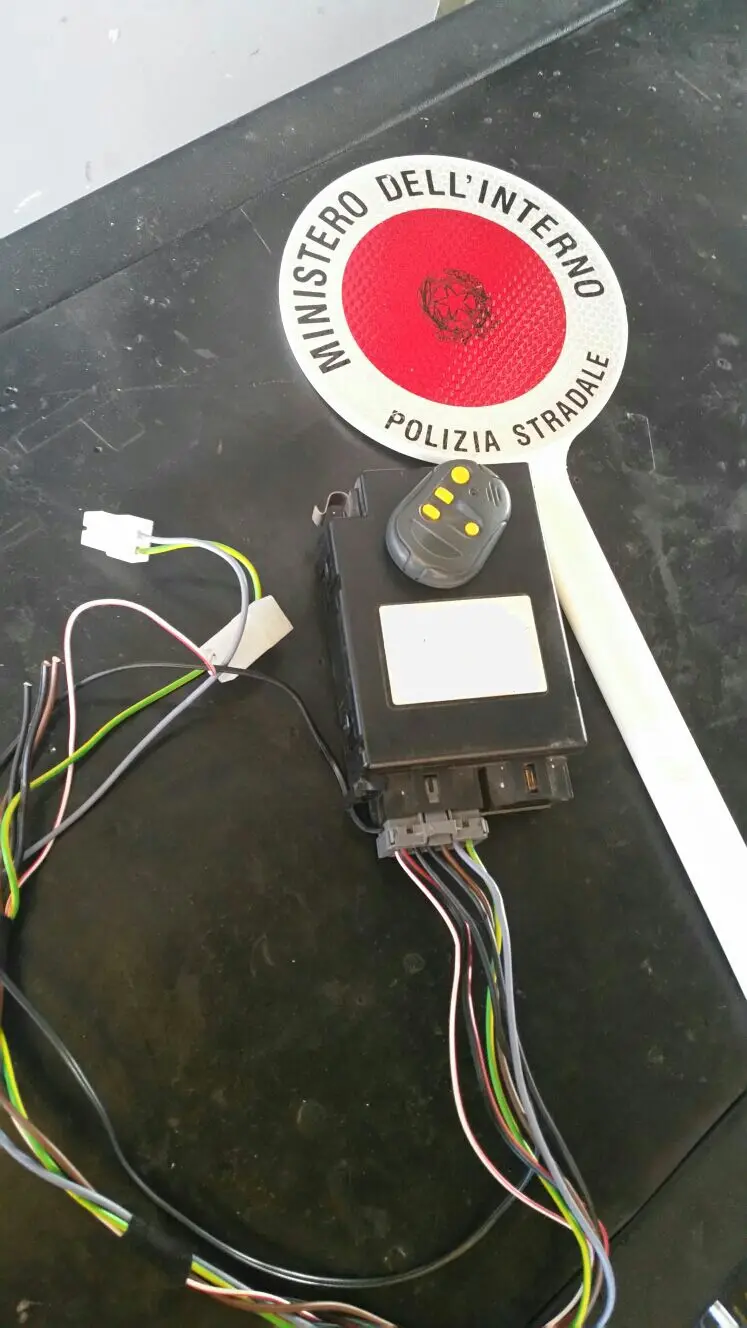 Un cronotachigrafo manomesso dai camionisti per evitare il blocco motore