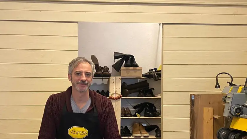 Giacomo Bortoluzzi ha aperto una bottega di calzolaio alla Bragora a Castello