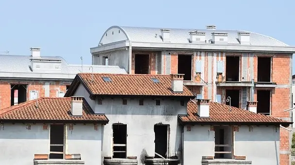 COLUCCI - DINO TOMMASELLA - CAORLE - LA CASA INCENDIATA E IL GRUPPO DI VILLETTE DELLA ZONA A OTTAVA PRESA DI CAORLE