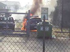 L'auto della polizia locale in fiamme a Favaro