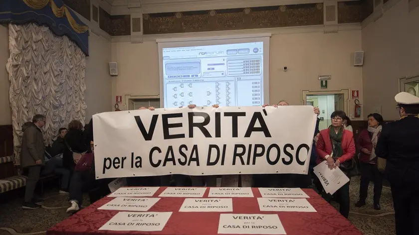 Lo striscione dei familiari degli ospiti nella Rsa esposto durante un consiglio comunale a San Donà