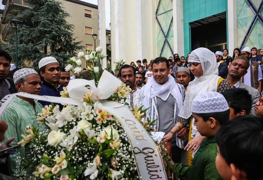 MESTRE FUNERALE ISLAMICO DI MARCO MOHAMMED AORANGOJEB. AL CENTRO CON LA GIACCA A RIGHE ALI' MOHAMMED PADRE DI MARCO E LA SORELLA.