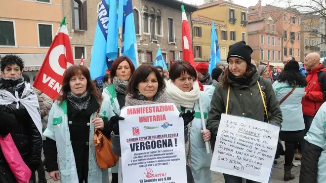 Interpress/Mazzega Baschieri Venezia, 13.01.2014.- Manifestazione operatori settore pulizie delle scuole.-