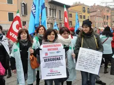 Interpress/Mazzega Baschieri Venezia, 13.01.2014.- Manifestazione operatori settore pulizie delle scuole.-