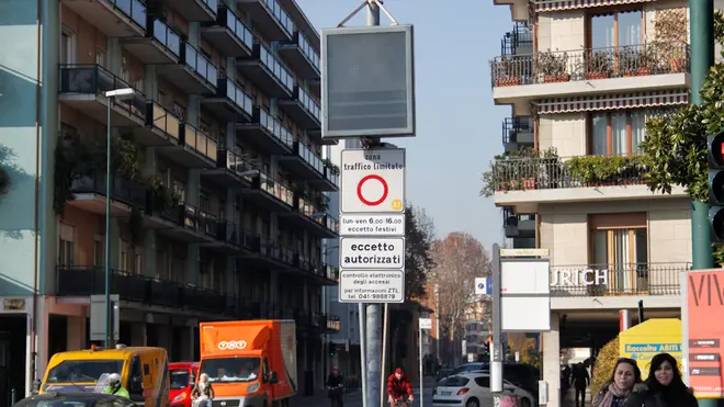 Cartelli ZTL e telecamere in via Pio X e Via San Rocco, Mestre.