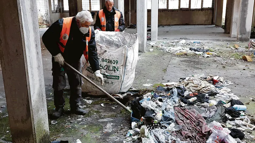 Mestre - Via della Pila - Immobile abbandonato divenuta dimora di disperati, iniziati lavori di blocco ingressi e pulizia Mestre, 02/03/2022 Lorenzo Pòrcile