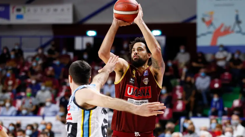 Mitchell Watt implacabile contro la Vanoli Cremona (Pòrcile)