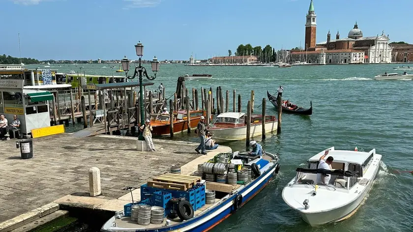 Una barca da trasporto ormeggiata ai piedi del ponte della Paglia, in rio del Palazzo, affacciato sul Bacino San Marco