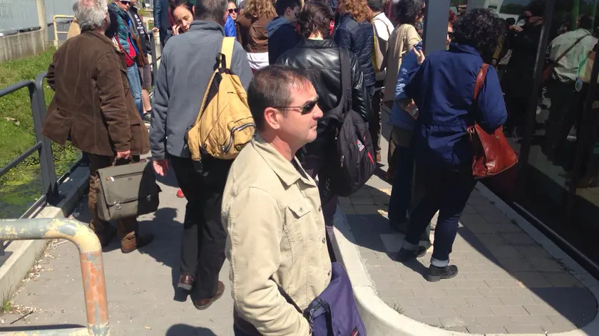 La gente isbarcata dal tram e n attesa dei bus sostitutivo