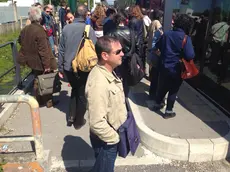 La gente isbarcata dal tram e n attesa dei bus sostitutivo