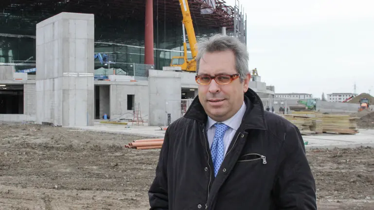 Stato in cui si trova via dell'elettricità a Marghera intorno a dove sorgerà il padiglione dell'Expo - nella foto l'amm. del. Giuseppe Mattiazzo con dietro il cantiere dell'Expo