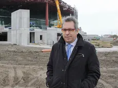 Stato in cui si trova via dell'elettricità a Marghera intorno a dove sorgerà il padiglione dell'Expo - nella foto l'amm. del. Giuseppe Mattiazzo con dietro il cantiere dell'Expo