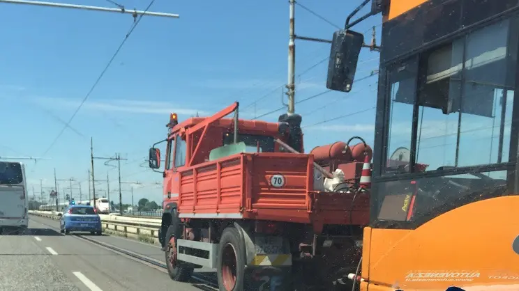 Il bus che ha perso un pezzo di albero motore dando il via agli incidenti