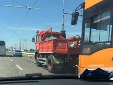 Il bus che ha perso un pezzo di albero motore dando il via agli incidenti