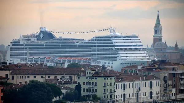 Navi in transito in bacino San Marco