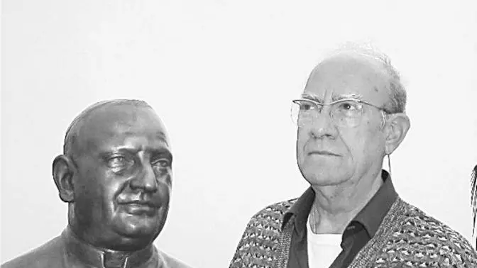 Giampaolo Gusso con il busto benedetto del Papa Buono donato a Caorle