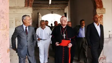 Il cardinale Angelo Scola e Giuliano Segre entrano nell’ex convento