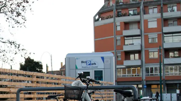 Agenzia Candussi, giornalista: Chiarin. Bici Park di Piazzale Cialdini e biciclette parcheggiate nel piazzale.