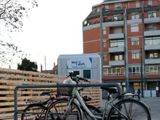 Agenzia Candussi, giornalista: Chiarin. Bici Park di Piazzale Cialdini e biciclette parcheggiate nel piazzale.