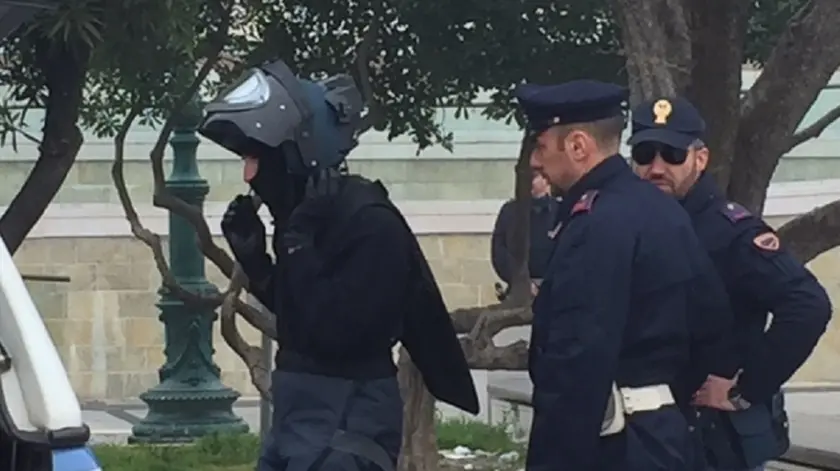 Gli artificieri si preparano a entrare in azione sul piazzale di Santa Lucia (foto Mazzega/Interpress, Venezia)