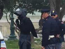 Gli artificieri si preparano a entrare in azione sul piazzale di Santa Lucia (foto Mazzega/Interpress, Venezia)