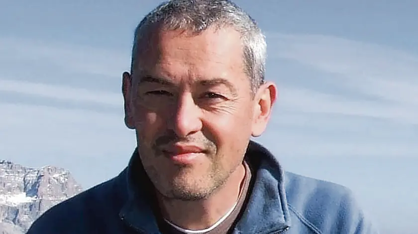Stefano Cattelan, 59 anni, sorridente in montagna