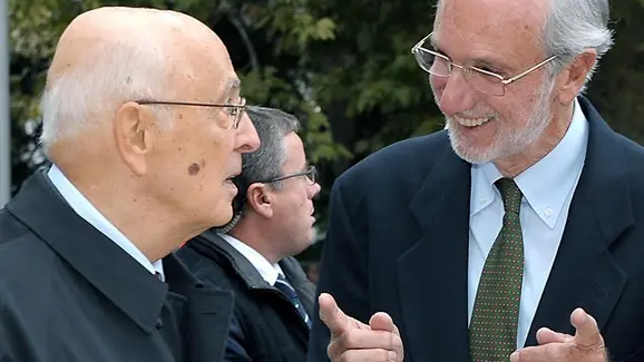 Il Presidente della Repubblica Giorgio Napolitano con l'architetto Renzo Piano in occasione dell'inaugurazione dell'Auditorium del Parco, 07 ottobre 2012 a L'Aquila. ANSA/ANTONIO DI GENNARO-Ufficio Stampa della Presidenza della Repubblica