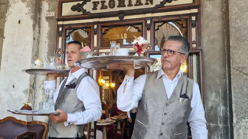 Le nuove divise, senza giacca, dei camerieri del Caffé Florian (foto Interpress)