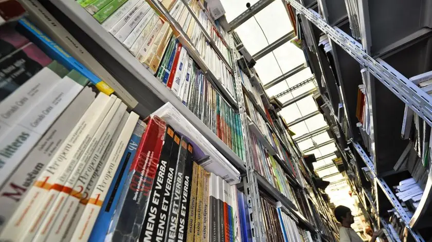 Un banco di libri scolastici su lungotevere Oberdan a Roma in una foto di archivio. . ANSA/GUIDO MONTANI